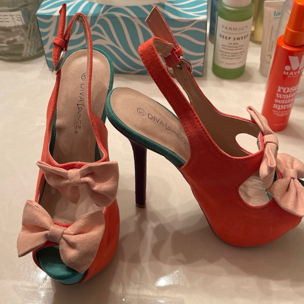 Wild diva heels size 5.5 bow multi color